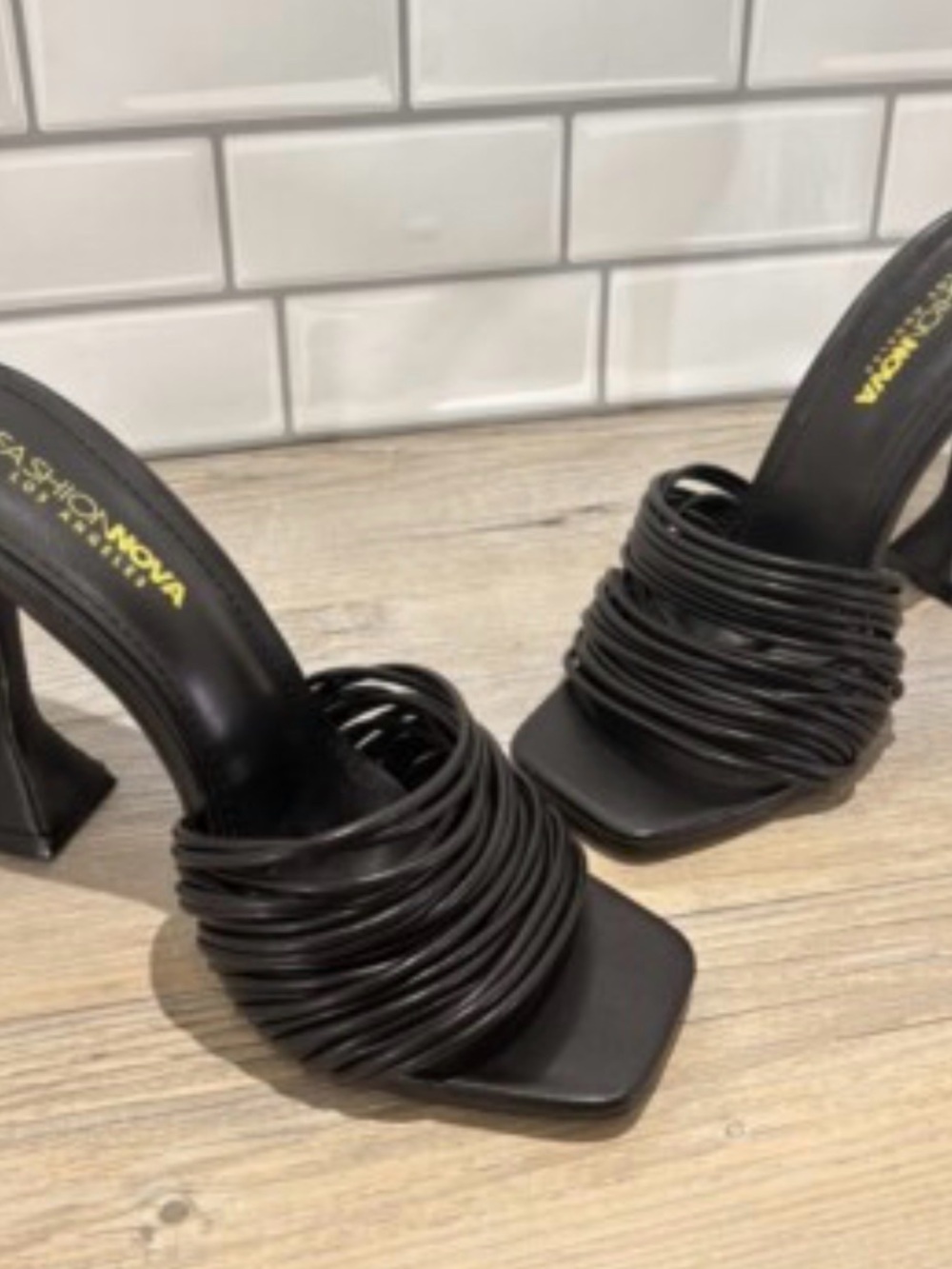 ✨ Fashion Nova Black Strappy Mule Heels
size6